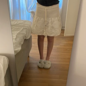 Zara kjol - Jätte söt sommar kjol från Zara. Använd 1 gång, och inga tecken på andvändning. Har skippt bort storleks lappen så ser inte vilken storlek de är men skulle gissa på XS/S. Skriv privat för fler bilder och frågor💕