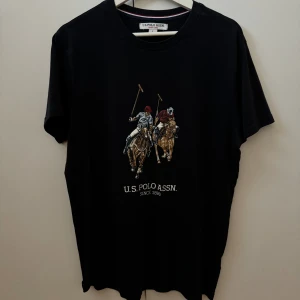 US POLO ASSN T-shirts  - Säljer min t-shirt som är knappt använd, den är i nyskick och har väldigt bra kvalitet för ett otroligt bra pris!! Väldigt snygg inför sommaren