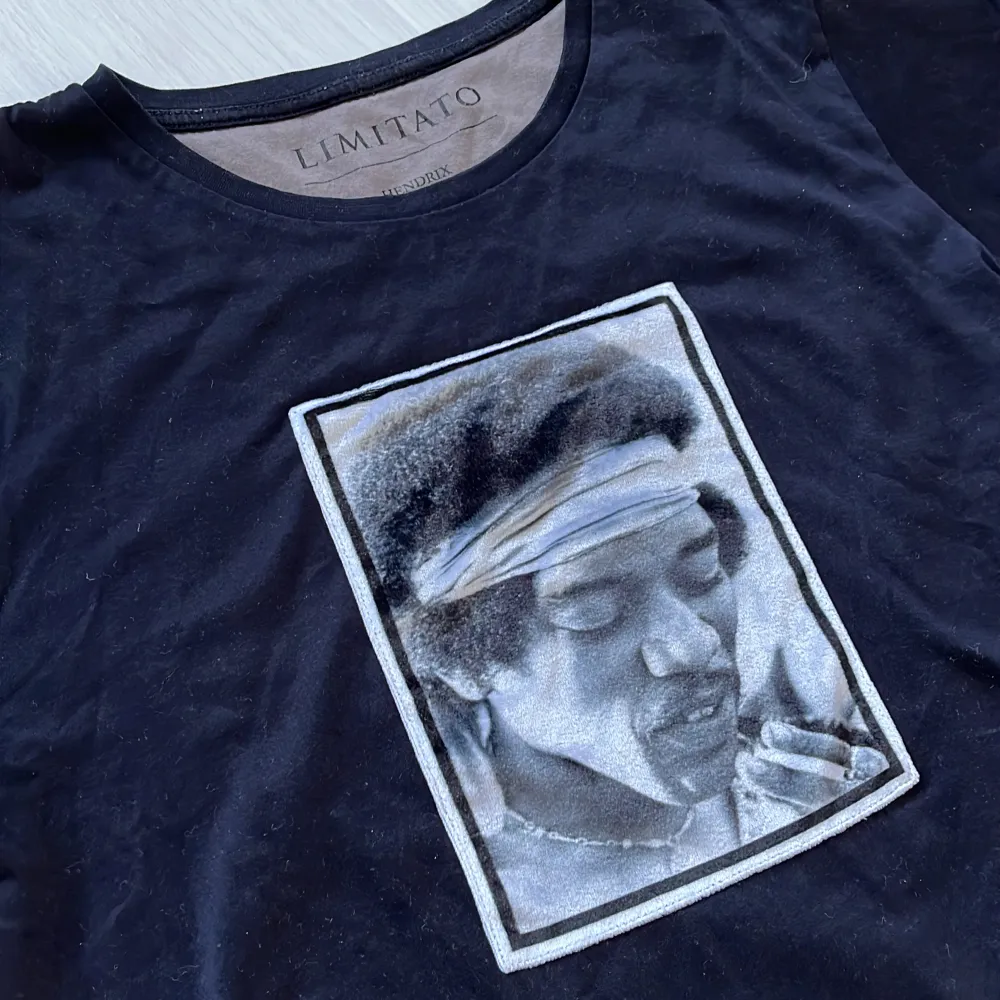 Tja! Säljer en extremt det t-shirt från märket limitato med artisten Jimi Hendrix på! Skicket är ca 8/10 bara att den är lite smått dammig vilket man kan fixa bort lätt🤝medföljer bara tishan! Riktigt skönt material. Passar Xs-S, inga defekter✅. Mvh . T-shirts.