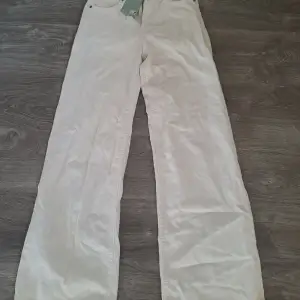 Vita loose fit jeans från H&M, strl 34, inga defekter 💗