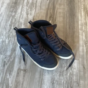 Höga sneakers  - Bra skick 
