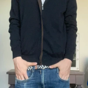 Cashmere zip hoodie - Massimo dutti cashmere zip hoodie! 🤩 Nypris-1600 Mitt pris-250! Skick-7/10 då det är något rosa nära vänstra kragen men inget man märker av så jätte mycket, och dragkedjan har gått av några millimeter längst ner, men då knappen märks det inte!