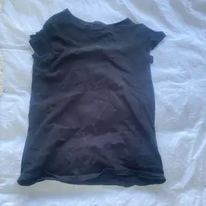 En svart vanligt basic t-shirt från hm. I storlek 12-14 år, skulle säga xs eller s