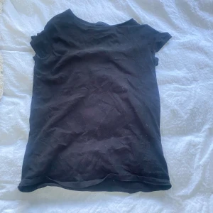 T-shirt  - En svart vanligt basic t-shirt från hm. I storlek 12-14 år, skulle säga xs eller s