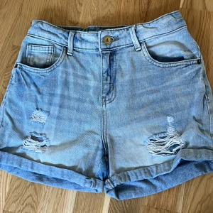 Shorts  - Jätte snygga shorts som var mina favoriter tills jag växte ur de:( Men de är synd att slänga. Jag har använt de sparsamt men är som i ett nytt skick.💕