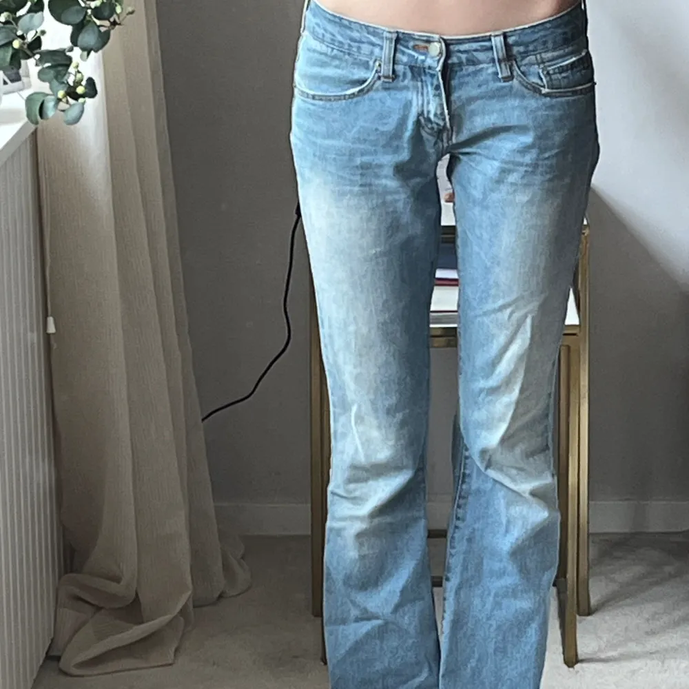 As snygga jeans! Säljer eftersom jag är pank. Kan tänka mig sänka pris vid snabb affär! Midjemåttet är 38cm och innebenslängden är 82,5 cm💗💗. Jeans & Byxor.