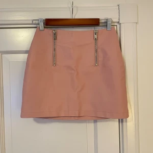 Kort läderkjol - Flyttrensning!! Allt på min sida doneras i slutet av veckan. Hör av dig om nåt är intressant, kom med egna rimliga prisförslag, och bra paketpris kan lösas💕