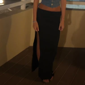 Långkjol  - Långkjol med slits som inte kommer till användning, lång på mig som är 173❣️❣️