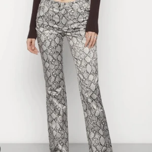 Weekday jeans - Säljer dessa ass coola jeans från weekday som tyvärr blivit för små!❤️