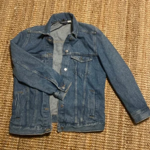 Jeans jacka  - Säljer denna jeans jacka, den är i bra skick och perfekt nu inför sommaren🌸🌸