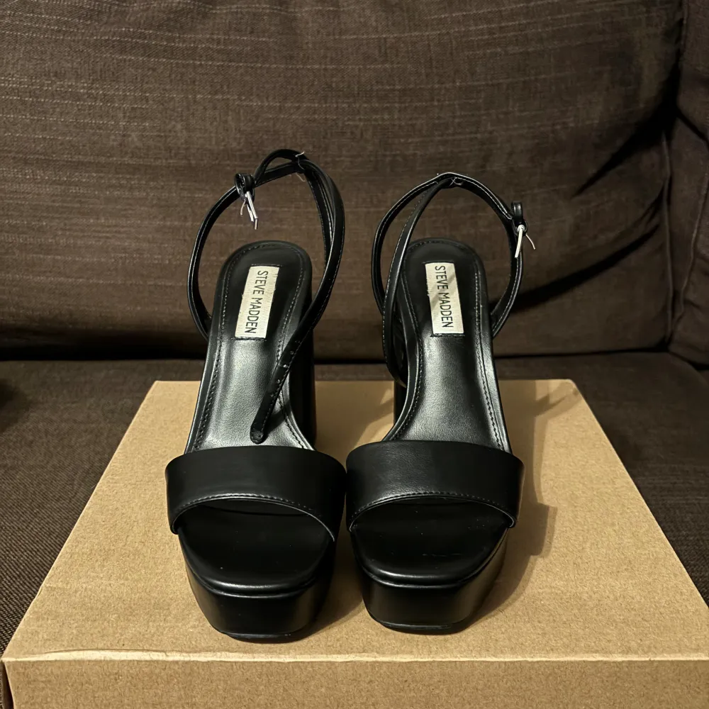 Säljer mina Steve Madden klackar. Bara använt 3 gånger, utmärkt skick. Köpte på Zalando för 907kr och säljer för 650kr. Pris kan diskuteras.. Kengät.