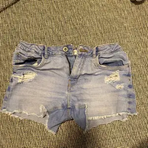 Super snygga lågmidjade blåa shorts med slitningar ifrån Zara:) De är köpa från barnavdelningen men passar mig som är 167💞Fint skick!!