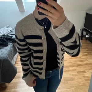 Stickad kofta - Säljer min randiga stickade kofta köpt från Lindex, nypris 400 kr. Knappt använd! Tveka inte att kontakta mig vid frågor eller ytterligare bilder💕