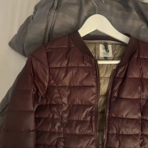 Vinröd jacka  - Sååå snygg jacka men används inte❣️❣️
