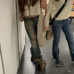 Isabel marant skor - Isabel marant skor i storlek 36! De passar på mig som har storlek 37. De har lite fläckar på insidan men inget som syns. Kan tänka mig att sänka priset vid snabb affär❤️‍🔥