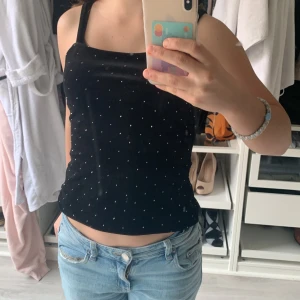 Glitter topp - Säljer min fina svarta glitter top eftersom den är lite för liten 