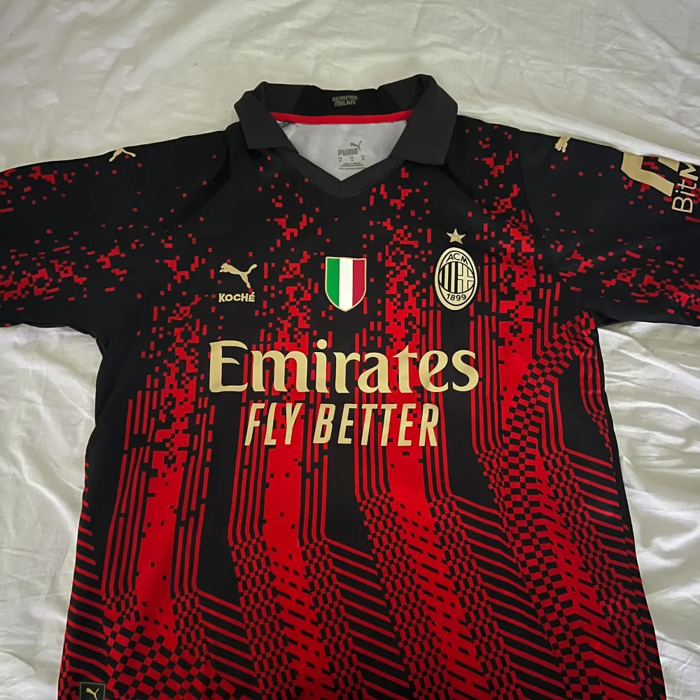 Säljer denna riktigt feta AC Milan tröjan för att den inte riktigt passa mig så som jag ville . T-shirts.