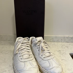 Valentino flycrews - Hej. Säljer nu dessa fina flycrews perfekta nu när sommarnan börjar dra igång. Kan behövas en liten tvätt på sulan. Inga större defekter lite små prickar på skorna som sitter fast inte själv lyckas få bort dom. En nit saknas. Endast box ingår. 