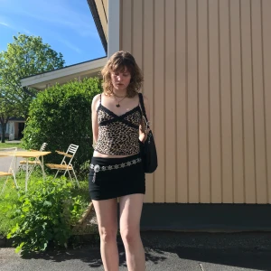 Urban outfitters minikjol - Svart tight mini kjol från Urban outfitters, som ny. Kjolen är i storlek M men skulle säga att den passar S-M (kan självklart skicka mått om så önskas)☺️den har en söt svart rosett längst fram också!