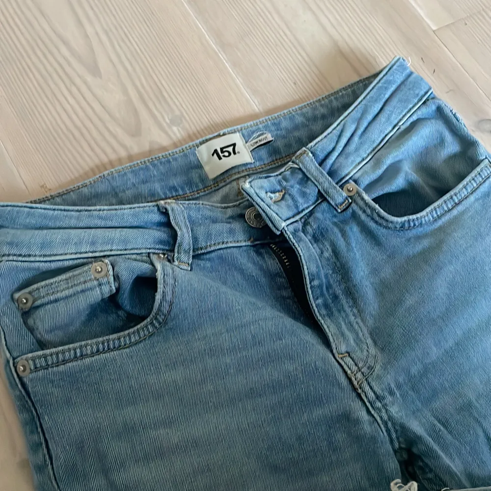 Säljer dessa jeans från Lager 157 då det är lite för stora till mig. Det är lite slitna ned till och därför säljs dem till ett lågt pris. Kostar från början 400 kr. . Jeans & Byxor.