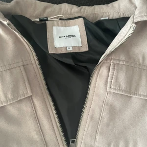 Jack Jones  sänkas vid snabb äffer  - Knappa använd  skick 10-10