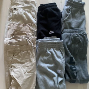 Jeans, linnebyxor och mjukisbyxor - Ett gäng med linnebyxor, jeans och mjukisbyxor i lite blandat skick. Hör av er om ni vill veta mer om något plagg. Linnebyxorna är från Kappahl och HM, mjukisbyxorna från Levis och Nike och jeansen från mango och lee. 