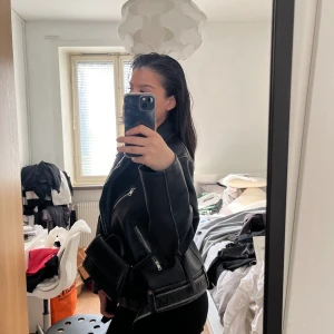 Skinnjacka bershka  - Skinnjacka från bershka motorcykel modell. Knappt använd och säljs pga det. Stor i storleken så den är oversized på mig med storlek s-m. Jättefin att klä upp och ner med och passar till både vår och höst. Pris går att diskutera 