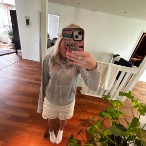 Juicy kofta - Säljer min ljusgråa juicy kofta som tyvärr inte kommer till användning, har Max använt 3 gånger så den är som ny!!🙌🏼🙌🏼