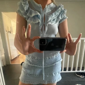Sommar klänning  - Hej! Kollar intresset på den här otroligt fina sommar klänningen, den är väldigt unik! Perfekt längd på mig som är 169 cm lång (har S-M) ❣️Skriv vid fler frågor! 