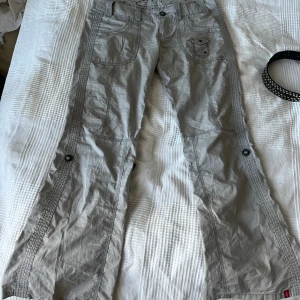 EDC by Esprit cargo byxor  - Lågmidjade Cargo byxor från EDC by Esprit, själv aldrig använt dem, långa i benen