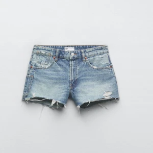 Zara jeans shorts - Säljer dessa jeans shorts pågrund av att jag beställde i fel storlek och glömde lämna tillbaka och beställa större, aldrig användna,nyskick. De säljs inte längre och sitter väldigt fint på💕