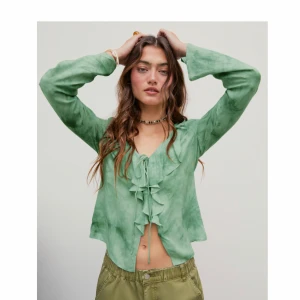 Grön topp  - En snygg grön topp, helt oanvänd med lappen kvar. Lite för liten för mig därav helt oanvänd. 