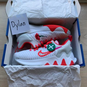 Giannis immortality rose - Hej! Säljer ett par nya basket skor eftersom att de är för stora. Modellen heter Giannis Immortality Rose. Skorna är i mycket bra skick! Köparen står för frakt, kan mötas i helsingborg. Vid snabb affär kan priset diskuteras👍