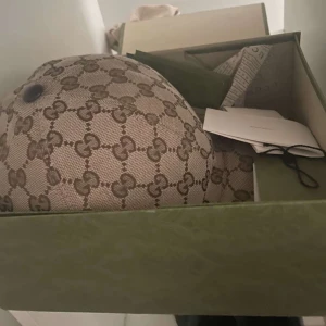 Gucci keps - Beige gucci keps, bra skick pris kan diskuteras 