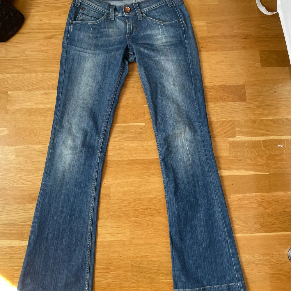 As snygga miss sixty jeans, dom är utsvängda och lågmidjade. Midjemåttet är 38cm och innerbenslängden är 83cm. Skriv om du undrar något💗. Jeans & Byxor.