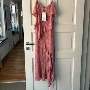 Aldrig använd klänning Zara - 🌸Superfin sommarklänning från Zara med slits och volanger 🌸Köpt förra sommaren och har aldrig använts, bara provats 🌸Prislapp kvar