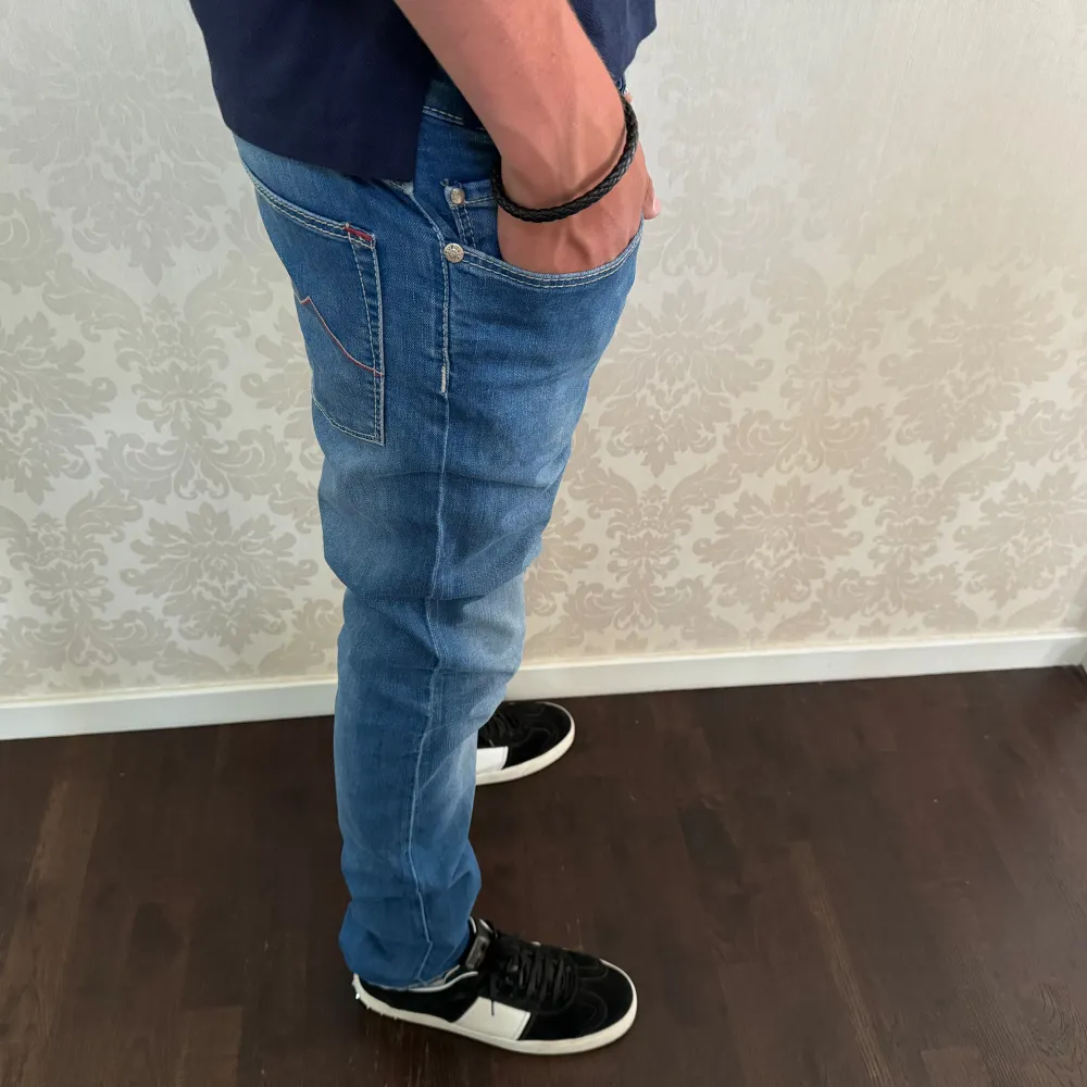Jacob Cohen jeans i bra skick; litet slitage på baksidan vid vaden, se bild 4 | Modellen är 184cm och väger 67kg | Passar W30, L 34. Jeans & Byxor.