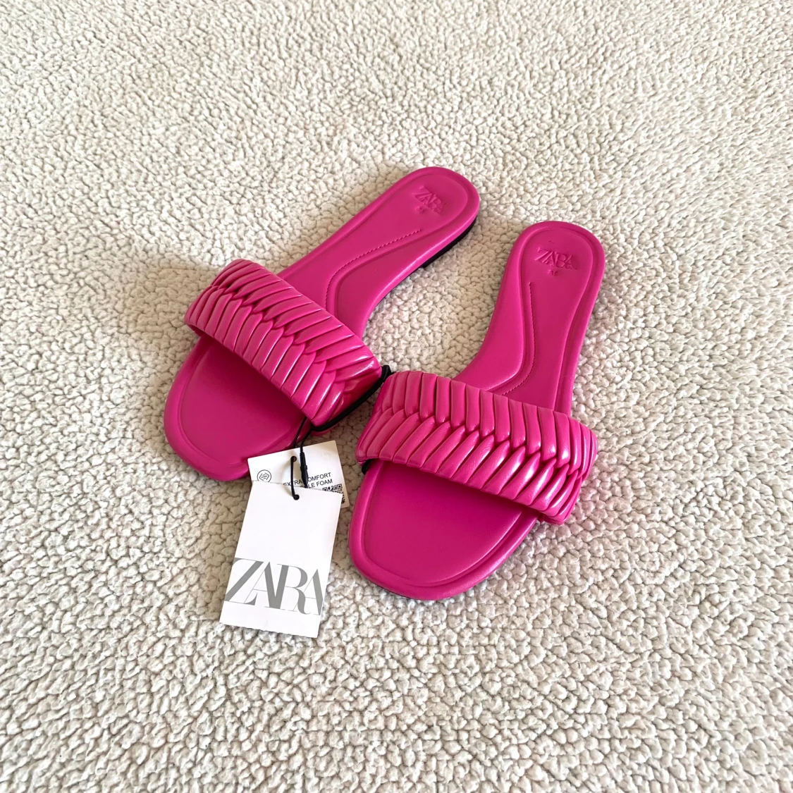 ZARA cerisefärgade platta sandaler