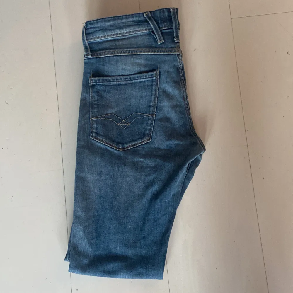 Säljer ett par riktigt schyssta Replay Anbass jeans i storlek W29 & L32. Väldigt bra skick, 9/10🌟 Hör av er vid minsta fundering så svarar jag så fort jag kan:). Jeans & Byxor.