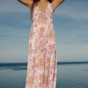 Zara mönstrad långklänning  - Säljer denna jättefina klänningen som jag köpte på zara förra året. Tyvärr kommer den inte till användning därmed säljer jag den🌺 (ljuset på mina bilder är lite dåligt så första bilden är mer exakt)