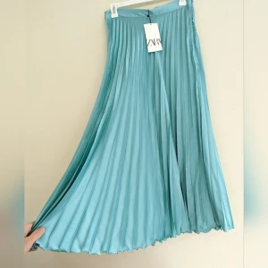 Blå räfflad mid kjol från zara - Supersöt kjol från zara! Skulle va så fin i sommar med en vit T-shirt😍 första bilden är lånad så lappen är inte kvar men den är i väldigt bra skick!