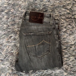 Jacob Cohen Jeans  - Säljer nu mina riktigt feta Jacob cohen jeans till ett nypris på 3999kr och skick på 8/10! Hör av er vid frågor & funderingar🤝