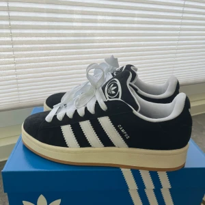 Adidas campus 00  - Helt nya adidas campus 00 svarta i storlek 38 2/3, aldrig använda köptes för 2/3 dagar sedan, kvittot finns :). Tyvärr så var de försmå för mig och min strl är slutsåld. Nytt pris: 2200kr 