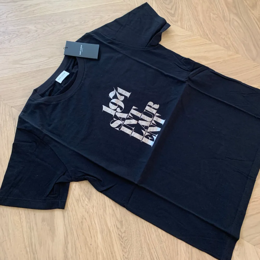 Ascool Yves Saint Laurent tischa som är sprillans ny med alla tags kvar! Sjukaste stealen jag nånsin haft, eftersom nypriset på t-shirten är enormt mycket högre (båda samma skick). Storlek S normal i storlek. Äkta, vid köp ingår originalförpackningen. T-shirts.