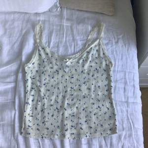 Jätefint linne med små blåa blommor på ifrån H&M, storlek M men skulle säga att den sitter som en s/m ❤️ aldrig andvänd , endast testad i butik💐 jag köpt för 150kr och jätte bra skick 🌺🌺