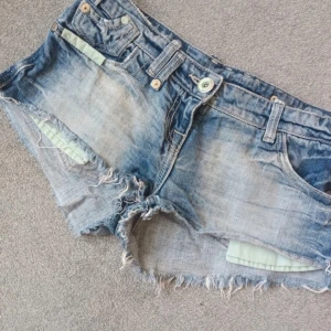 Lågmidjade shorts - As snygga blåa lågmidjade short. Säljs då den tyvärr inte passar💔Storlek S/8. Hör av er vid eventuella frågor!!🩷Högst bud:340kr