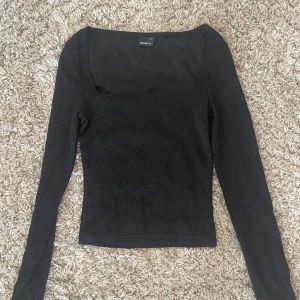 Svart långärmad tröja - Svart långärmad glittrig tight tröja från Gina Tricot💓aldrig använd! Xs