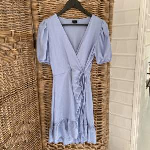 Super härlig blå kort sommar klänning från Gina tricot, strl S