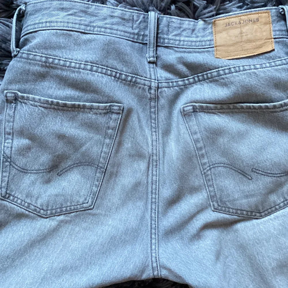 Säljer dessa väldigt skyssta jeans o modellen loose/chris!. Jeans & Byxor.