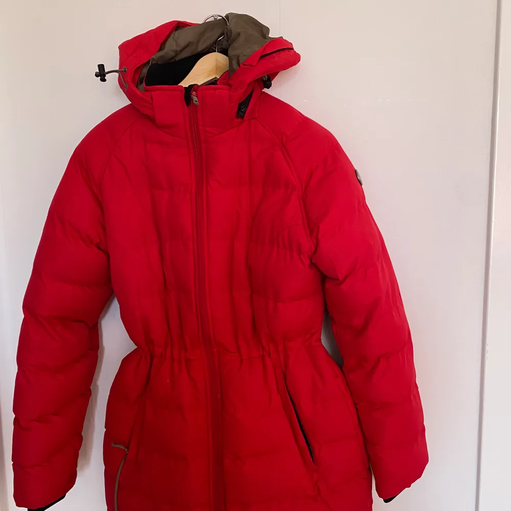 En jacka som ser bättre ut när den bärs, använd max 3 gånger:) Varmt, vackert och underbart material, perfekt för vintern. Jackor.